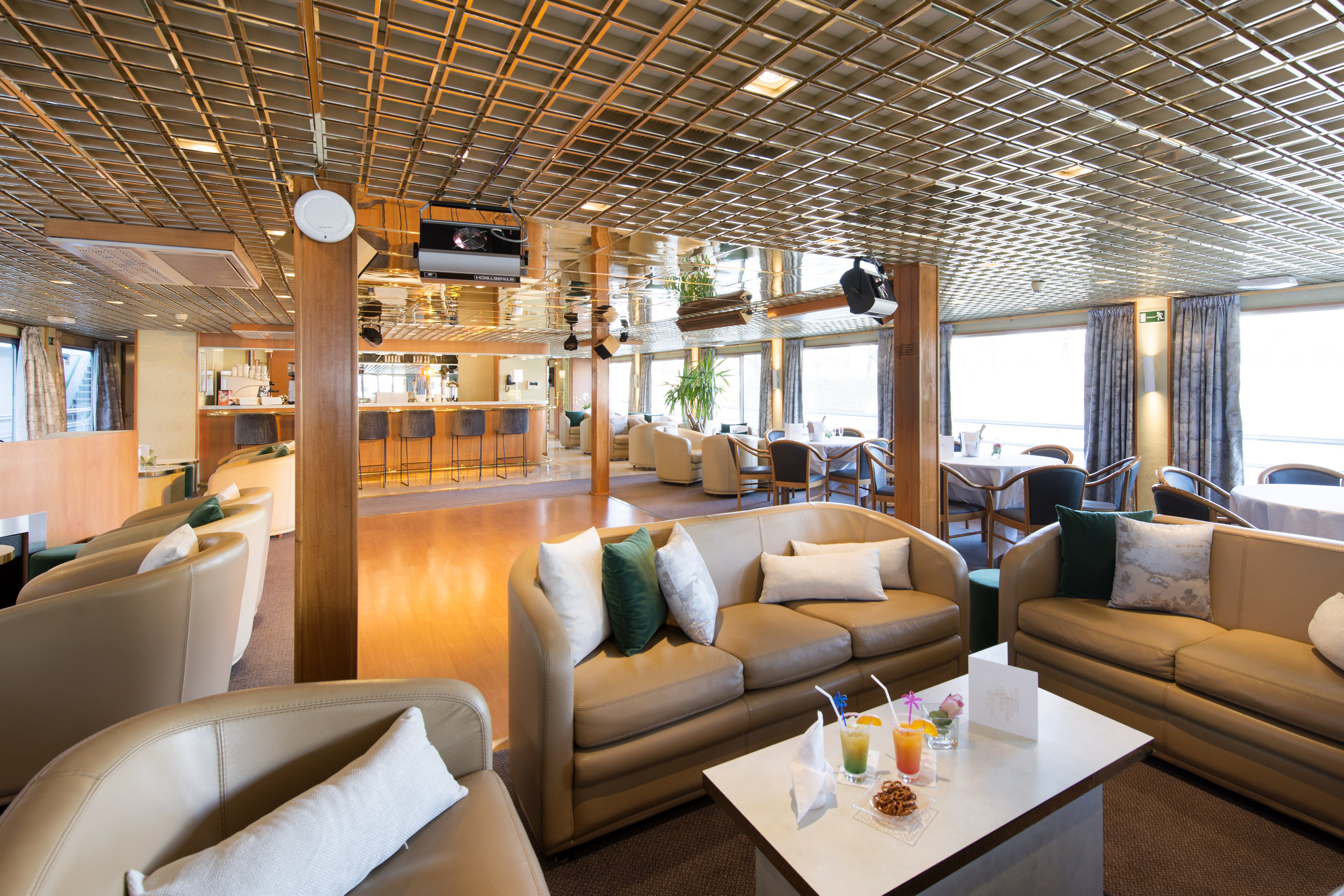 CroisiEurope MS Botticielli Bar Lounge 2.jpg